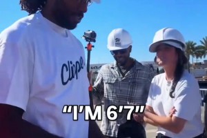 還在長(zhǎng)身體？小女孩問小卡現(xiàn)在多高 后者回應(yīng)：2米01??????