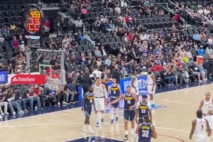 老船長登場！保羅作為快船球員首次在新主場出戰(zhàn)，全場熱烈掌聲！