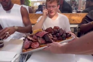 這肉看著可真香??！巴特勒追夢(mèng)小佩頓一起吃飯！