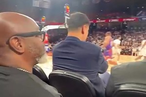 都被擋住了！球迷中國賽坐在姚明與奧胖身后，這還咋看啊??