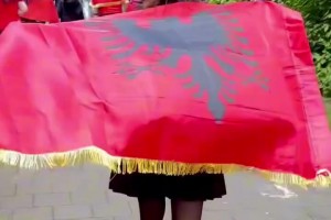 烈焰紅唇！阿爾巴尼亞女主持大秀性感身材，這一抹紅真好看??