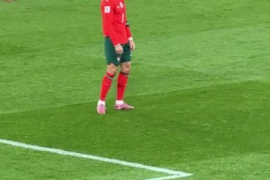 C羅情緒低落自言自語，B費看見后趕緊上前擊掌鼓勁