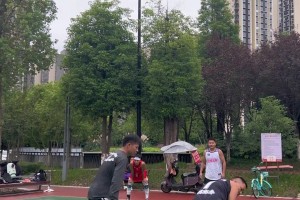 隊記：楊瀚森不僅比賽像約基奇，向裁判抱怨的動作也像他！