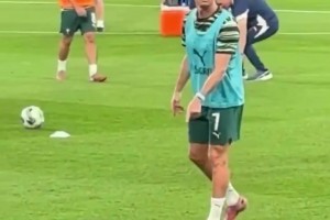 有難度的！熱身時C羅向球迷展示高空停球，穩(wěn)穩(wěn)停下 小裝一波??