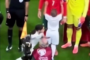 偶像！現(xiàn)場直拍：賽前小球童求抱抱，C羅欣然接受俯身滿足要求！