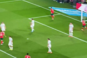 從哪竄出來的??球迷實拍C羅第二球，防守球員一點反應(yīng)沒有