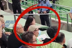 孤勇者！當(dāng)年一位海港女球迷獨(dú)自坐在國(guó)安球迷看臺(tái)，最終被勸離