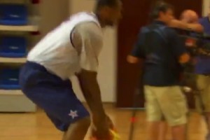 08年美國夢八隊內(nèi)訓(xùn)練，詹姆斯和保羅互相打鬧，甜瓜一旁看著