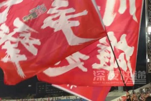 燃動(dòng)全場(chǎng)!“川超”成都迎戰(zhàn)廣安，現(xiàn)場(chǎng)球迷振奮高喊:成都雄起!