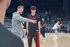 英語是真有長進！楊瀚森賽前接受斯普利特指導，已不用翻譯幫忙！