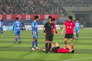 蒙超球員在馬寧面前“演戲”，結(jié)局可想而知。。。??