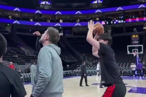 期待今天發(fā)揮！在斯普利特指導下，楊瀚森賽前熱身猛練小拋投??