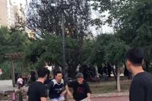 郭艾倫的身材，約基奇的投籃包