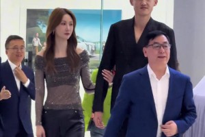 周鵬帶妻子提新車，這才叫郎才女貌