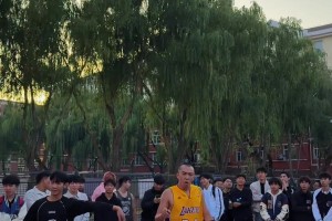 垃圾話還很多！一位科比粉絲進校園1v1零封化工大學(xué)隊長！