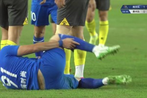 ??啊這！前中超球員馮伯元蘇超賽場(chǎng)爭(zhēng)搶時(shí)擊打?qū)κ置娌咳军S！