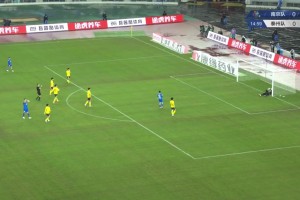 太無(wú)私了！蘇超南京球員這一下，若是選擇打門(mén)結(jié)果是否會(huì)更好？