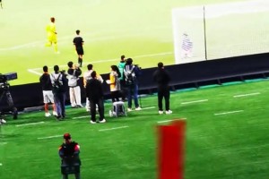 太燃了！現(xiàn)場實(shí)拍：蘇超南通隊(duì)罰進(jìn)制勝點(diǎn)球，全場陷入沸騰??