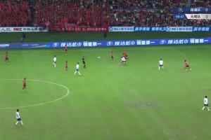 蘇超球員不惜冒受傷風險對腳，央視解說嘉遠贊嘆：雙方真拼啊??