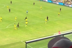 球還沒落地梅西就想好了3個動作，就是沒想好怎么慶祝??