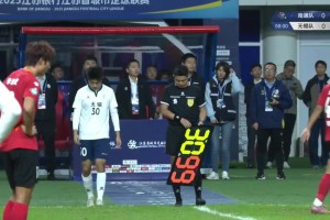 她來了?！吧友們期待的蘇超牛仔褲小姐姐終于出現(xiàn)在鏡頭里