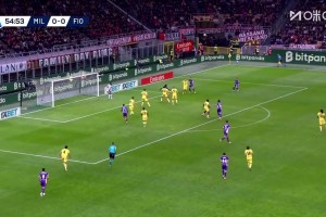 佛羅倫薩1-0領(lǐng)先！米蘭禁區(qū)內(nèi)亂戰(zhàn)，戈森斯將球擋進(jìn)球門(mén)