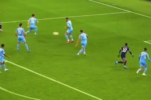 這慶祝動作太帥了！名場面：姆巴佩射門讓門將防不勝防！