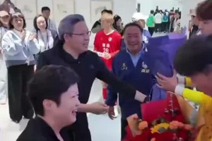 功臣！南通市委書記蘇超半決賽賽后給南通隊(duì)兩位門將送上鮮花?