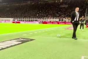 萊奧罰點(diǎn)時(shí)，阿萊格里背向球場踱步，球罰進(jìn)后也很淡定
