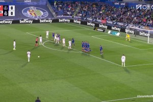 阿拉巴任意球攻門(mén)被神勇?lián)涑?！巴爾韋德小角度補(bǔ)射偏出！