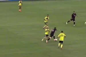 老當(dāng)益壯！多視角看梅西連續(xù)卸球過人進(jìn)球，整條防線都被打爆了