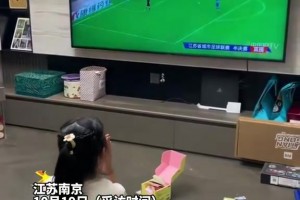 投入！蘇超南京隊(duì)和泰州隊(duì)點(diǎn)球大戰(zhàn)，10歲小姑娘跪拜祈求??