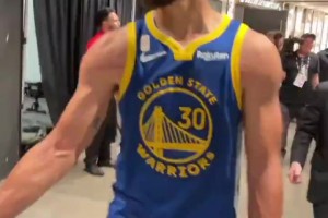 開門紅！庫里賽后球員通道念叨：第一場拿下，還有81場！