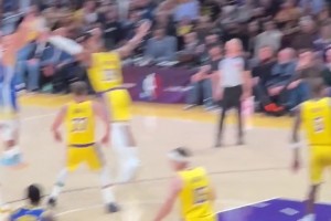 庫追默契無間！追夢手遞手掩護擋住東契奇，助庫里三分一發(fā)入魂~