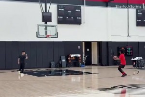 身兼多職！亨德森加練投籃，陪練的是楊瀚森隨行翻譯克里斯！