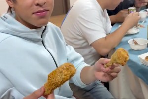 說到做到！網(wǎng)友真的給蘇超南通門神蔡天龍“加雞腿”??