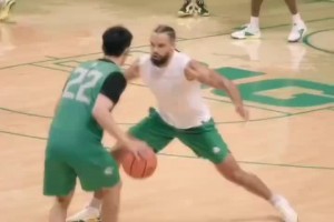 俄勒岡大學(xué)隊內(nèi)訓(xùn)練！林葳運球一步晃開到訪的學(xué)長狄龍布魯克斯！