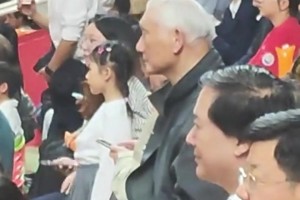 姚明爸爸姚志源現(xiàn)場觀看浙BA，一頭白發(fā)也藏不住氣場...