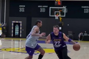 湖人最新訓(xùn)練集錦：東契奇依舊生猛！布朗尼居然學(xué)了不沉球投籃！