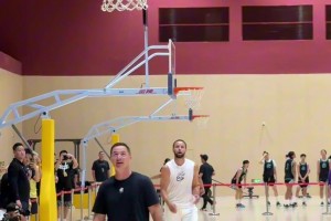 “庫里投籃的準度真不開玩笑”，除了“哇”沒有其他形容詞了??