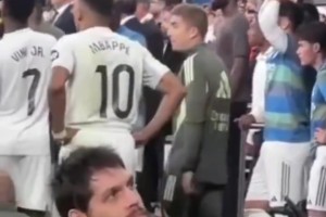 不管了！姆巴佩剛開始還拉住維尼修斯，過會兒直接加入戰(zhàn)斗??