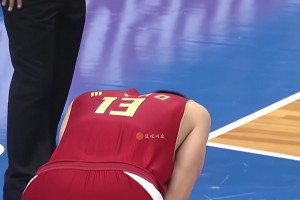 巔峰姚明太強(qiáng)了！一人打爆夢之隊內(nèi)線，牽扯讓CBA隊友輕松得分