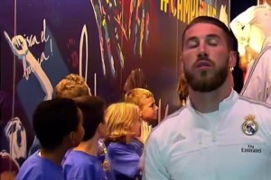 沒毛??！網(wǎng)紅用足球畫面惡搞：你發(fā)現(xiàn)前女友過得很糟！