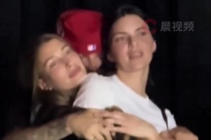 比伯和海莉以及肯豆抱在一起看演唱會！網(wǎng)友：以為是AI生成的~