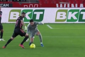 ??降智光環(huán)專治門將！本澤馬效應，門將在場上的失智行為！