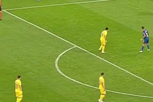 同樣也是任意球大師！這個位置斯坦丘簡直就是在罰點球！