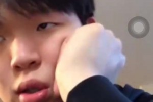 引爭(zhēng)議！中式幽默？楊瀚森此前連線于嘉：吃飯睡覺(jué)打比賽打PS5！