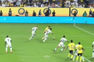 現(xiàn)場(chǎng)球迷實(shí)拍：C羅竭盡全力，但他的隊(duì)友們卻頻頻錯(cuò)失良機(jī)