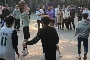 張一山這籃球技術(shù)不錯(cuò)啊，跳投都是手拿把掐