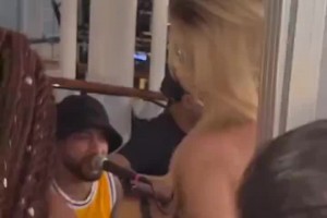 2023年維尼修斯現(xiàn)任女友為內(nèi)馬爾跳抖臀舞??